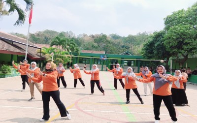 “Bangkitkan semangat olahraga ibu-ibu Eskada, melalui kegiatan senam dan line dance happy  “